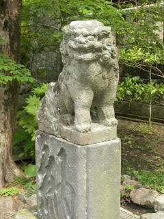 向かって左側→獅子